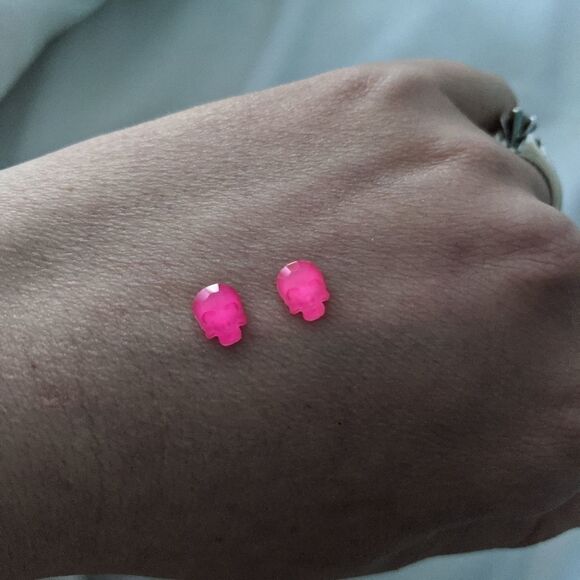 Studlycreations - mini neon pink skull earrings - Picture 2 of 4